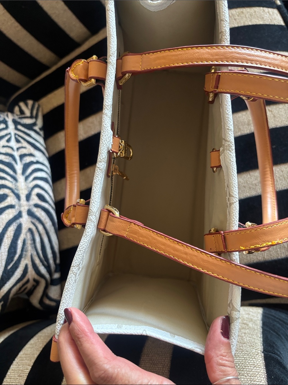on the go quality White Monogram top handle , tote - Picture 6 of 16